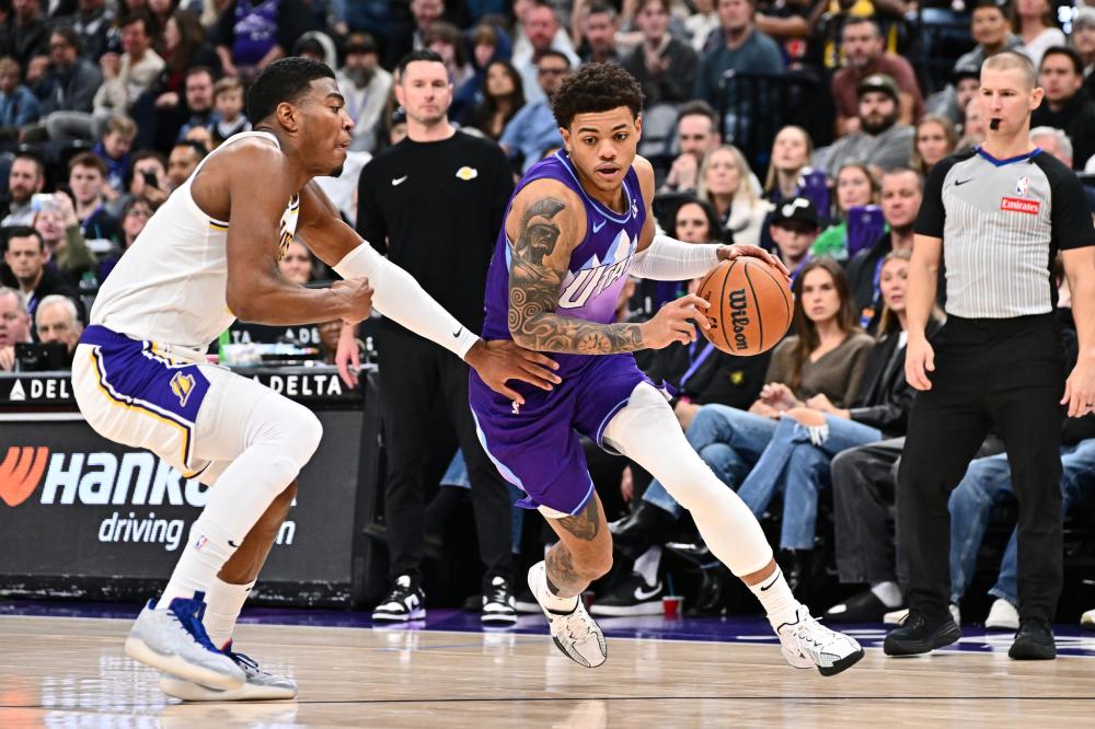 凸显出他在 凸显出他在